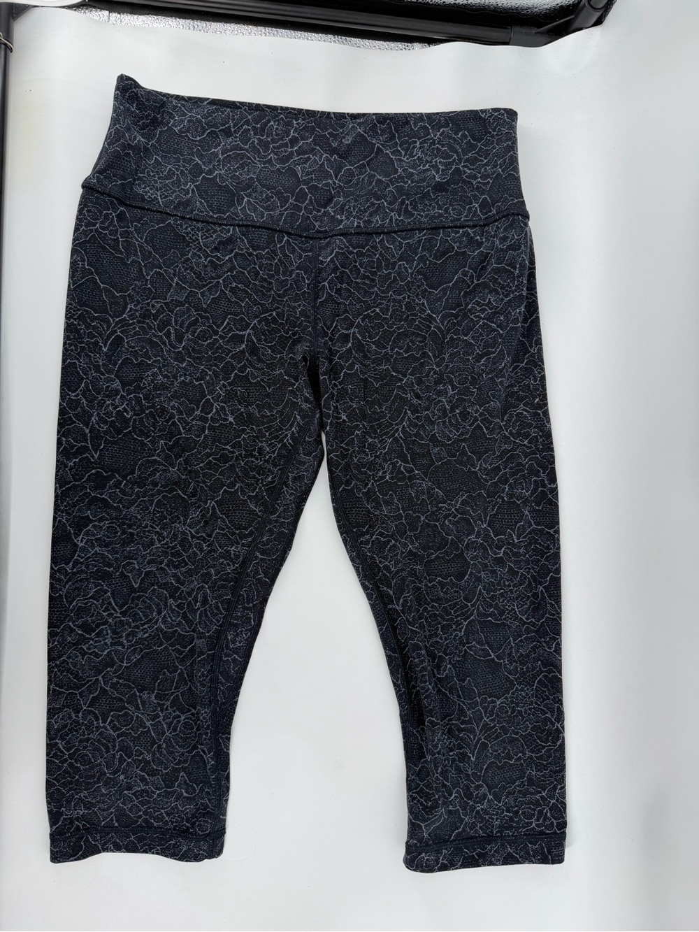Lululemon Wunder Under High Rise Crop Leggings Size 12 Black Grey Lace Floral